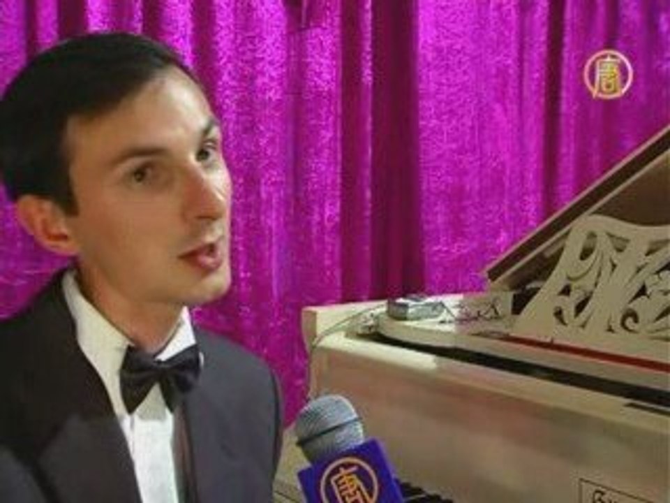 Композитор передает музыку космоса