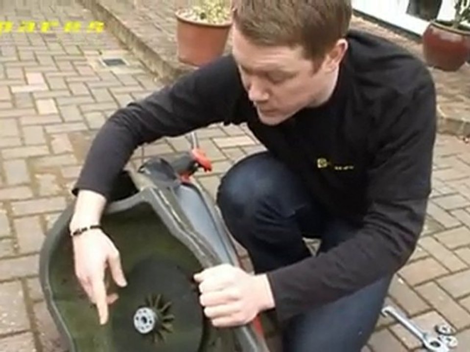 Replacing the Blade on a Flymo