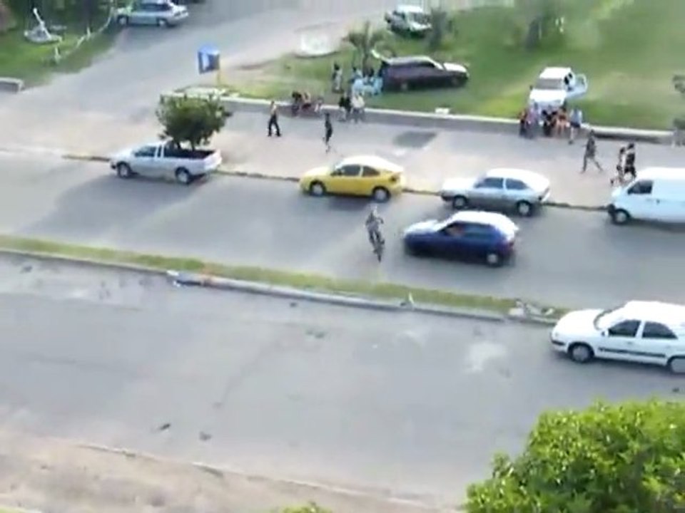 Mit dem Fahrrad den Hügel runter - fahrrad, hügel, fail, autounfall, fahrradfahrer - Fail