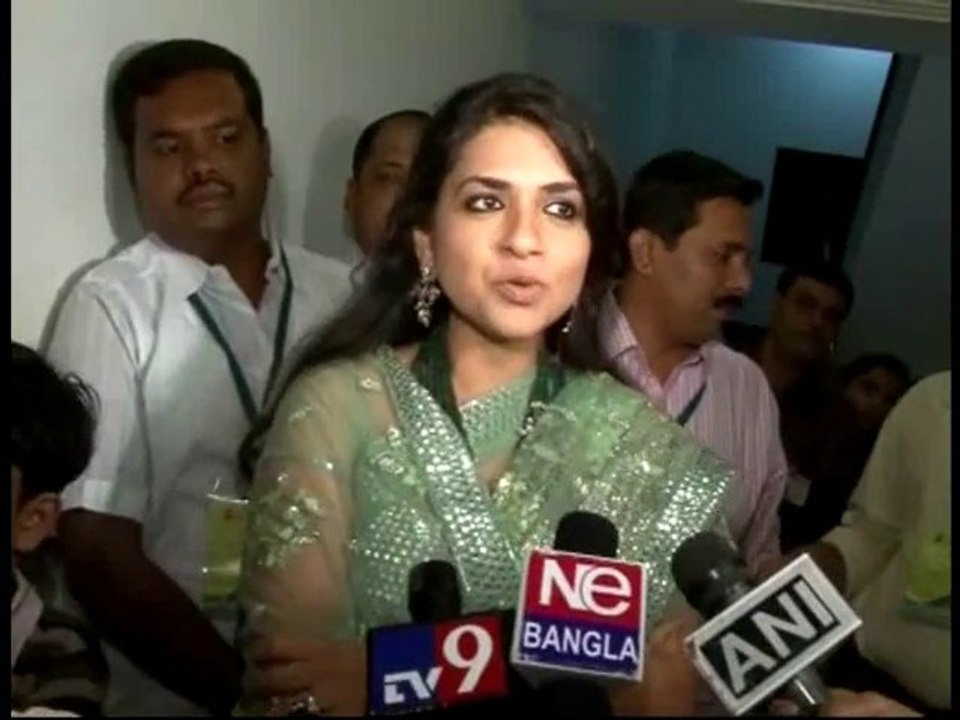 ALKA YAGNIK Sing Old Songs On Stage