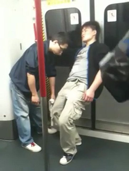 Dormire in metrò in piedi