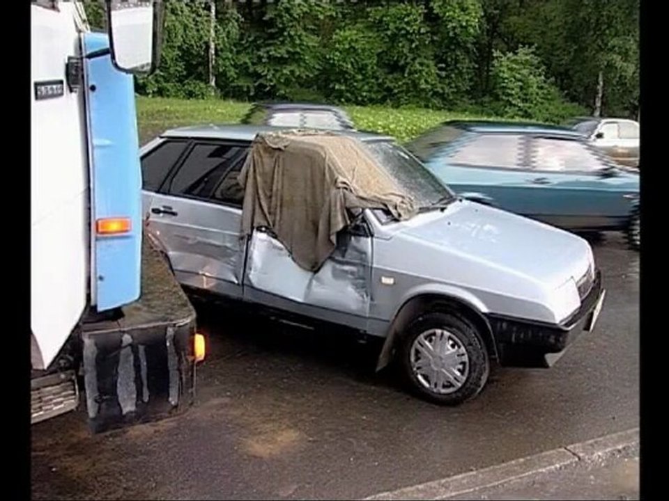 едет парень на камазе