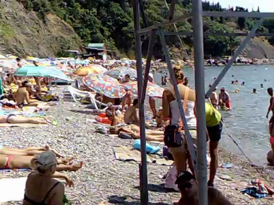 Алупка, пляж "черный бугор", 11 утра, июль 2012