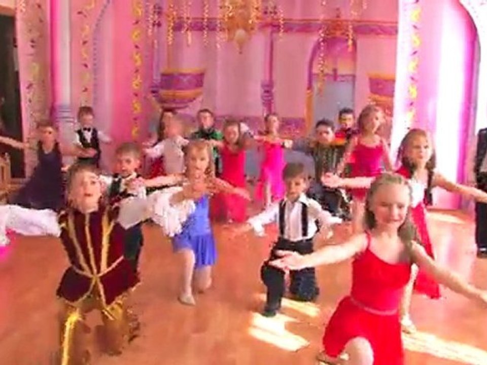 АНО ДОУ Солнышко: Красивое исполнение песни из мюзикла 'Красавица и Лягушка' — 'ПОДАРИ УЛЫБКУ МИРУ'