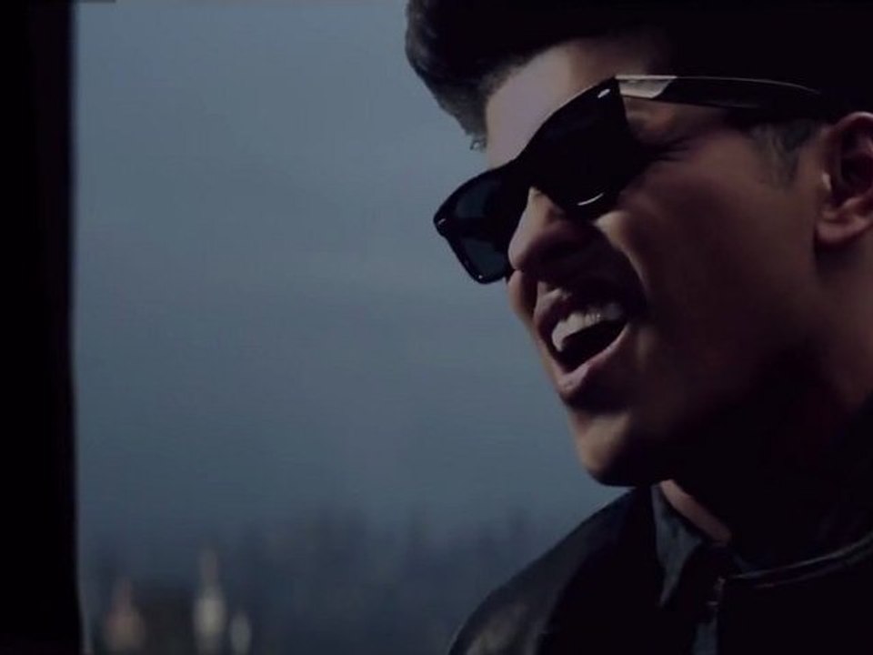 Bad Meets Evil feat. Bruno Mars – Lighters (FULLHD)