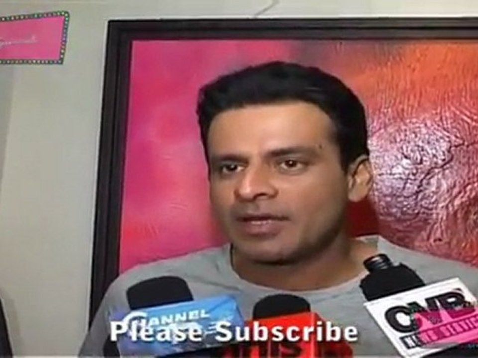 MANOJ BAJPAYEE AT PAINTING EXHIBITION 02