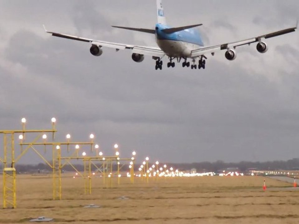 Crosswind Landing B747 KLM