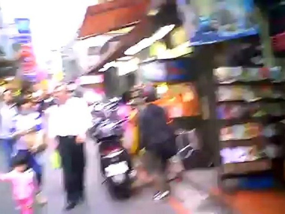 American Chinese VS Chinese Chinese - Taipei 101