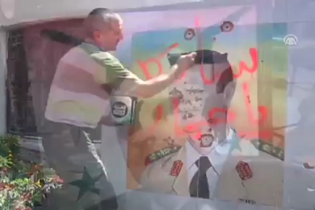 Kendi bayrağını astı