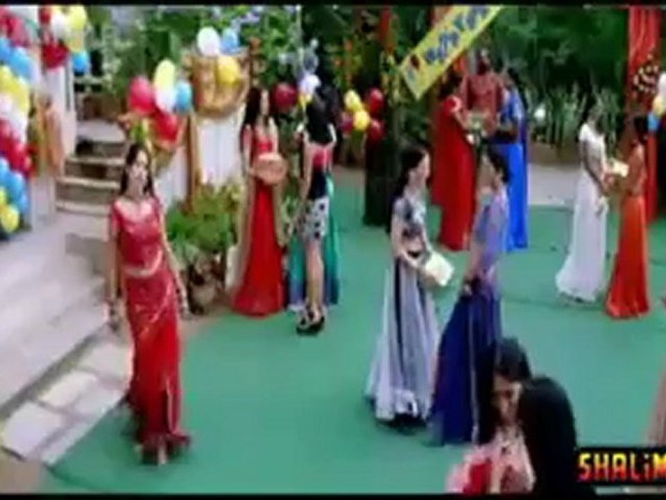 Genelia's introduction scene - "Dhee" Telugu film