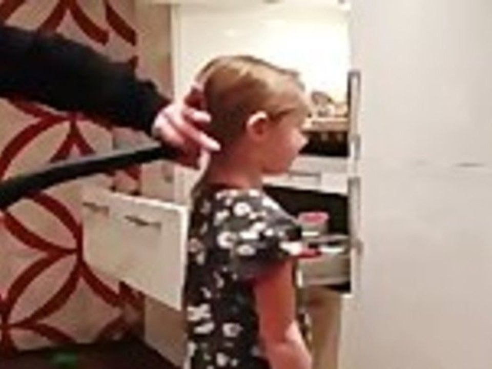 Dad Makes Daughter's Ponytail With Vacuum Cleaner