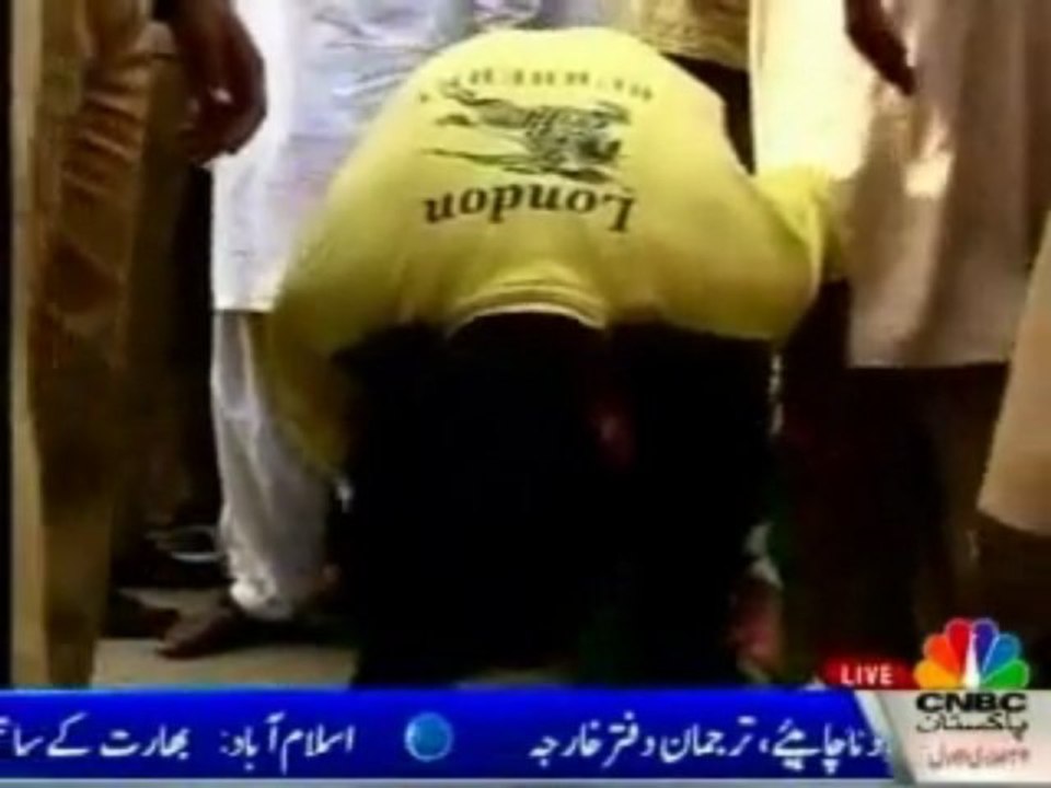 PML-N workers’ strange protest against tickets’ allotment in Lahore