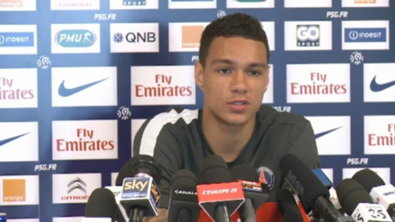 Van der Wiel zostaje w PSG