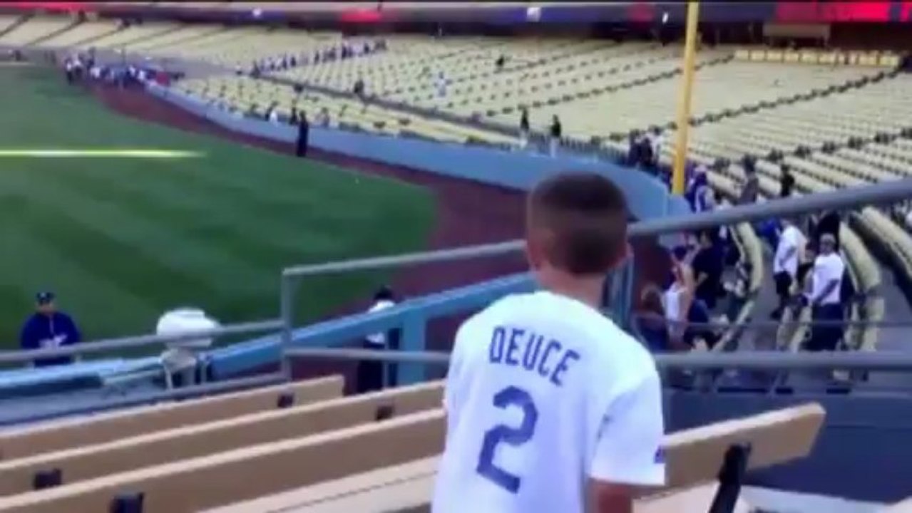 Baseball, lanciatore Dodgers gioca con giovane tifoso