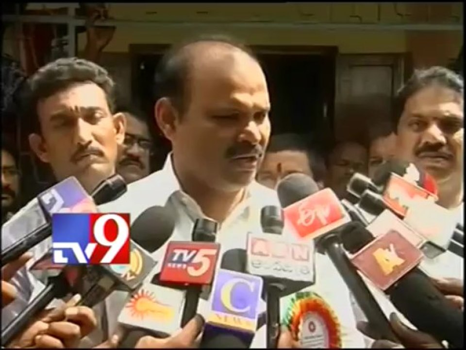 Telangana and Seemandhra leader should accept highcommands decision - Pardha Saradhi
