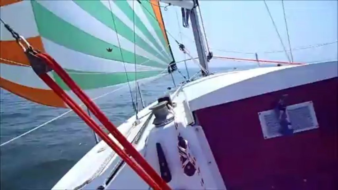 Voilier JOUET 24 sous spi asymétrique