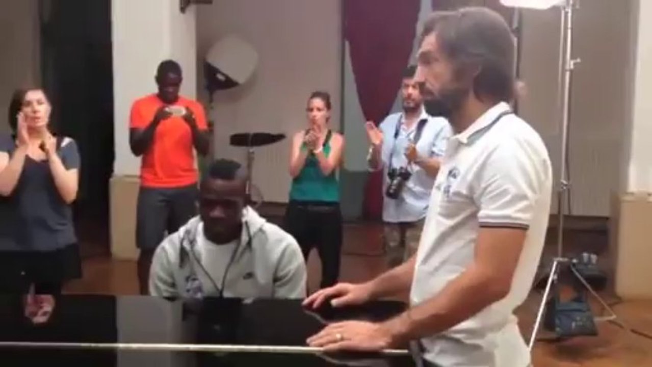 Balotelli suona l'inno italiano al piano