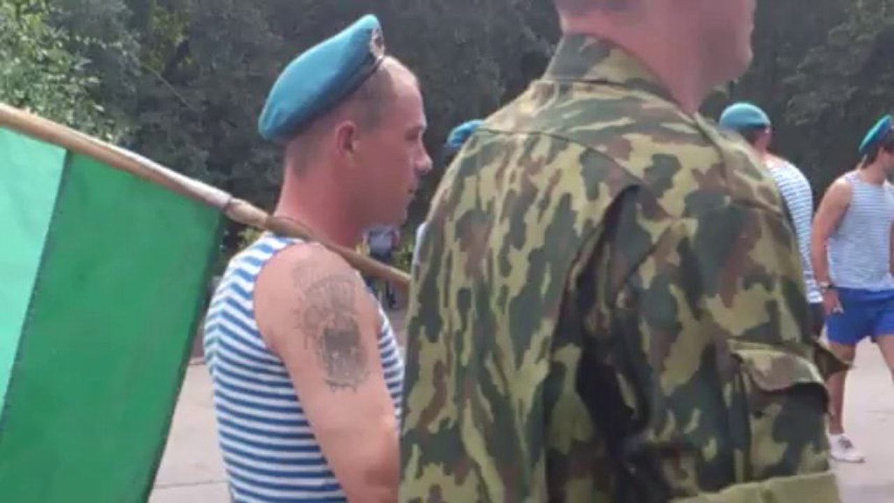 показательное выступление пьяного ВДВ-ника