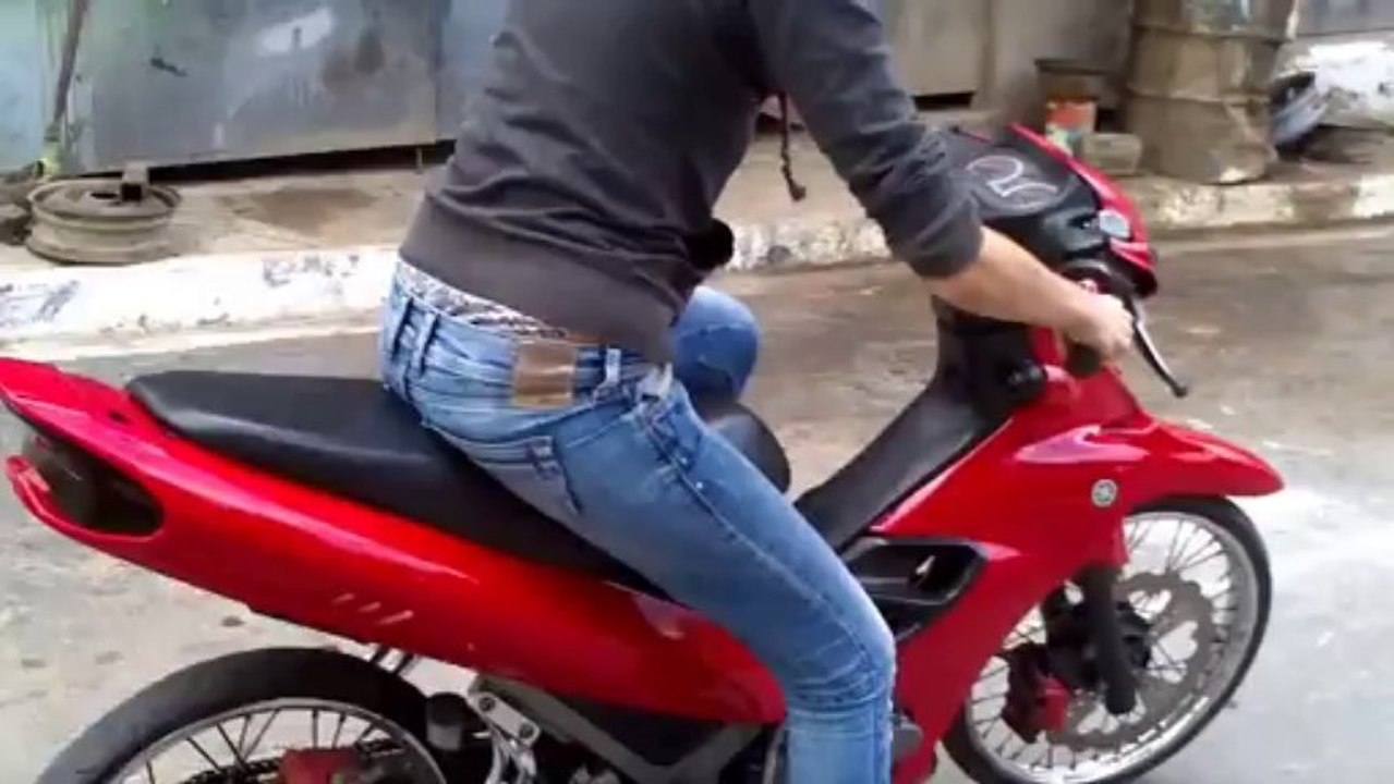 Como não ensinar a namorada a andar de moto!