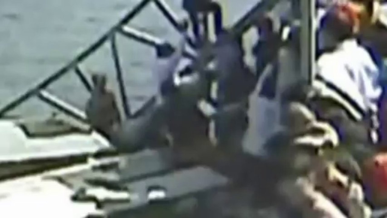 Packed bridge collapses in China