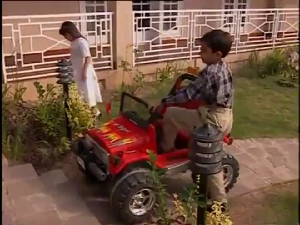 Benazir Bhutto with her kids in Islamabad 1997 YouTube - YouTube