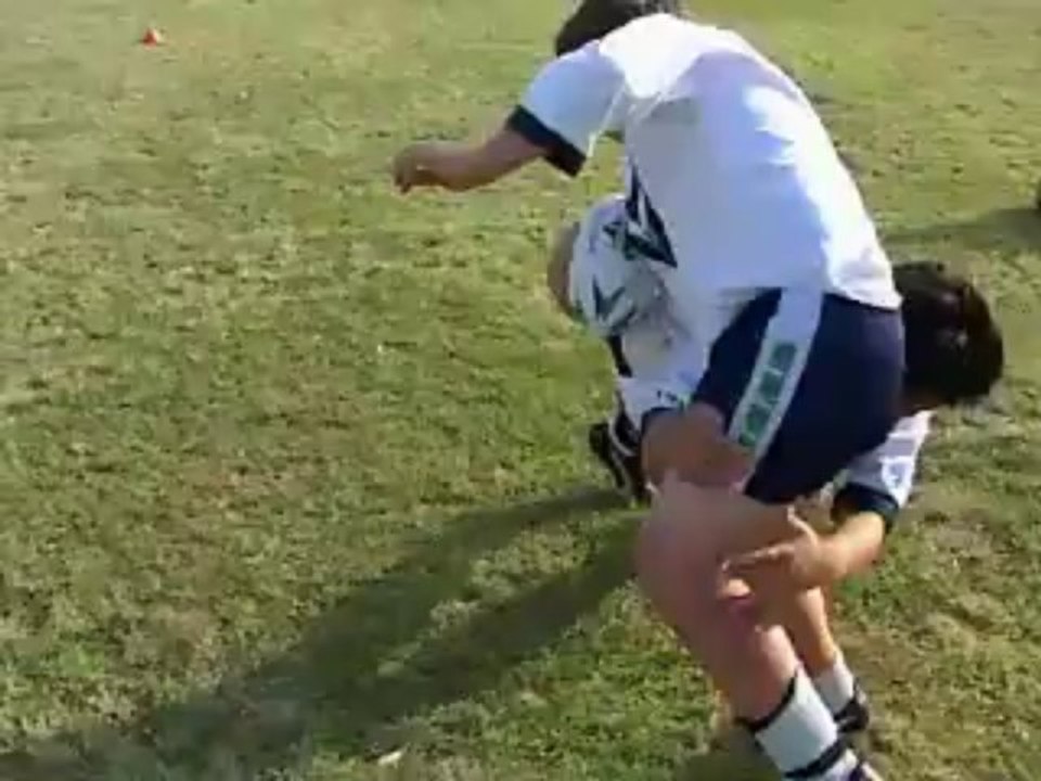 Exercicio de tackle para crianças