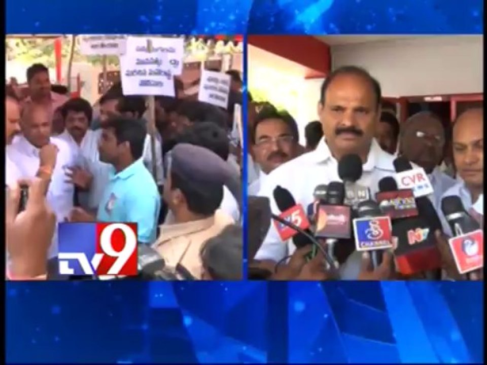 Minister Partha Saradhi stopped at Anuhya's house by protesters