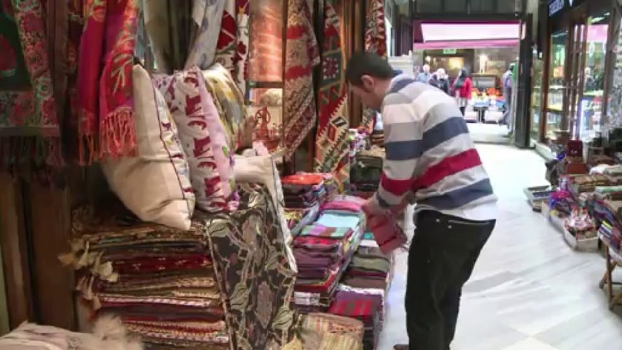 Turkish lira at new lows despite central bank action