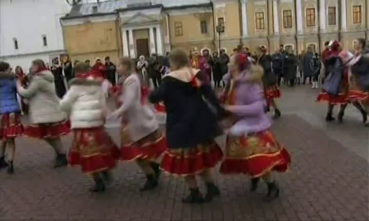 Играй гармонь.Из-под Вологды гармошка!..