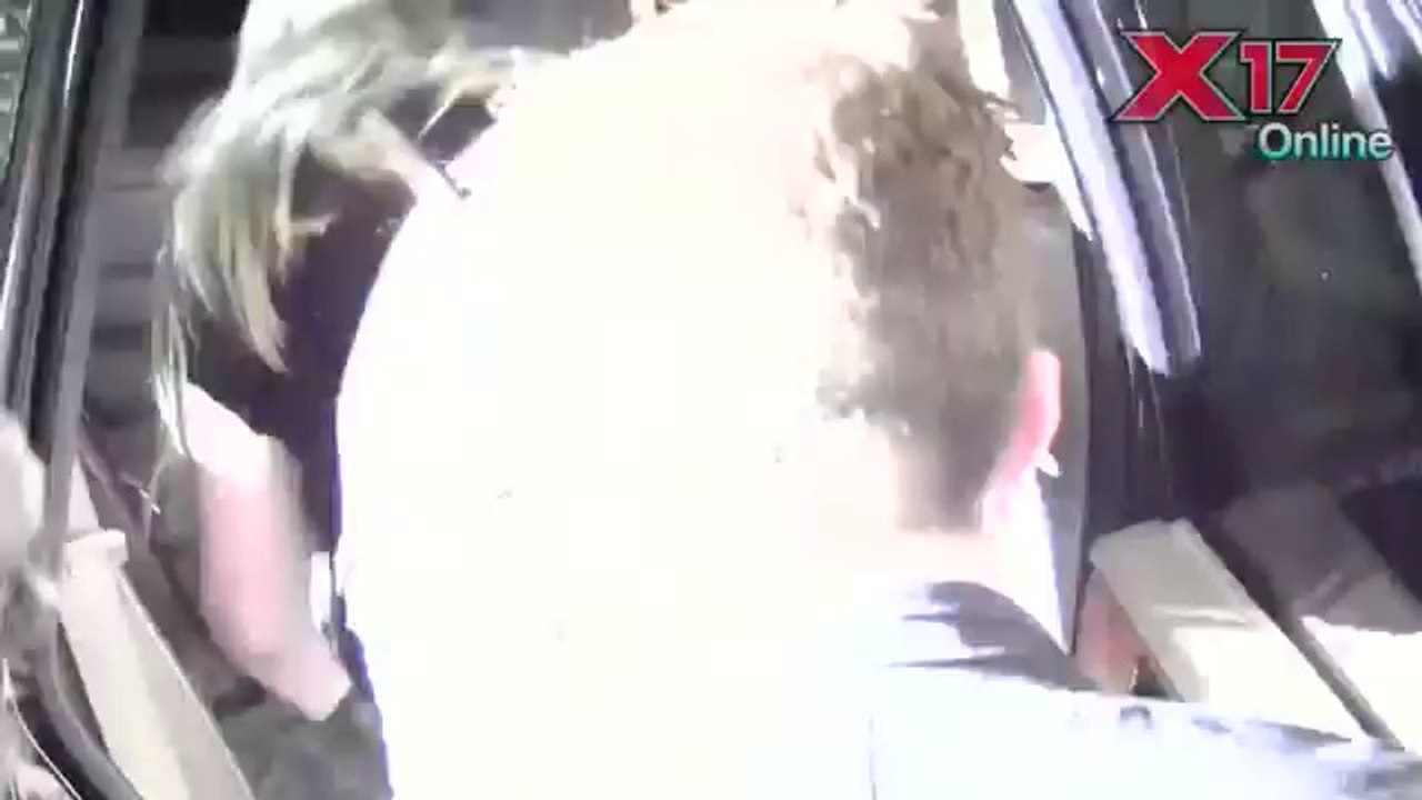 Роберт покидает ресторан с блондинкой 2 мая 2014 года