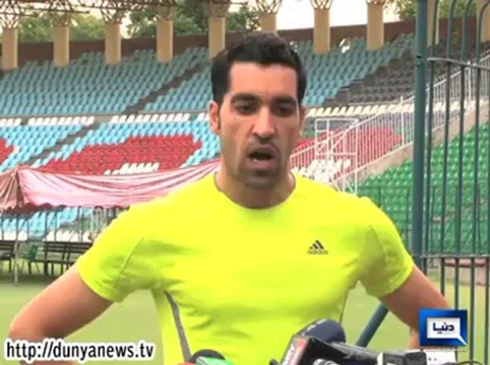 Younis Khan carrying Mohammad Irfan in Practice