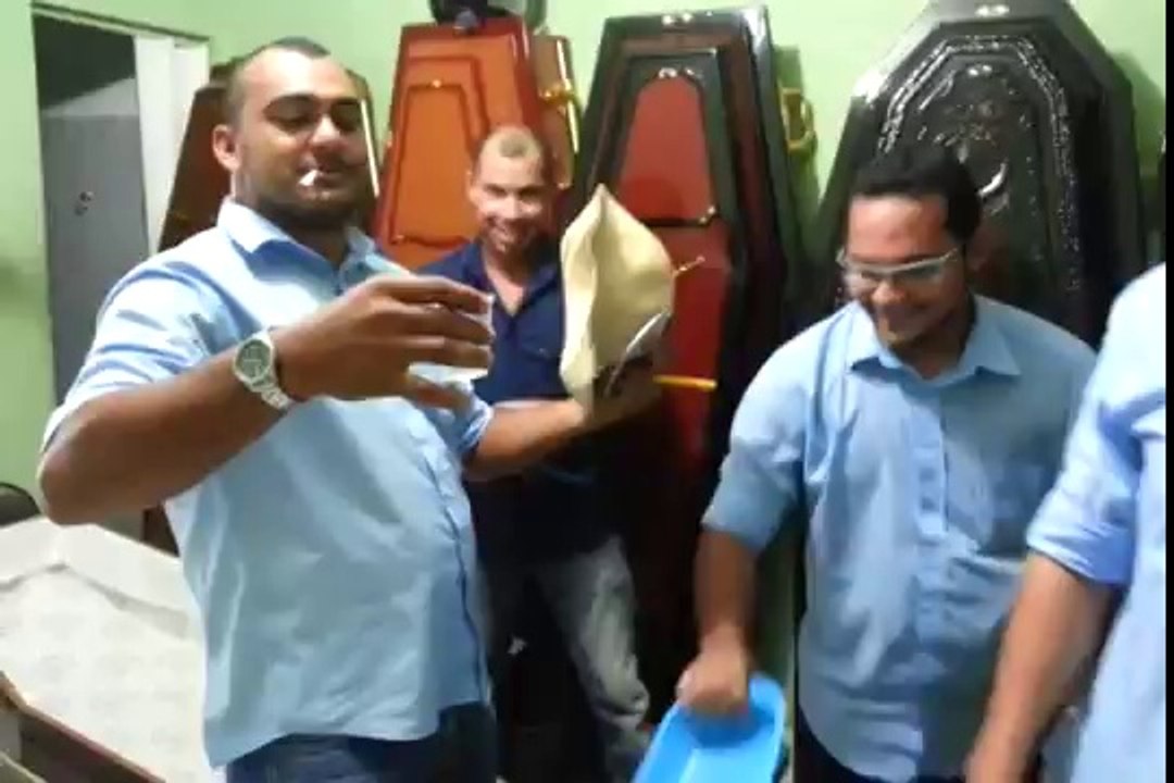 Forró na Funerária: Uma Celebração Inesperada 🎶