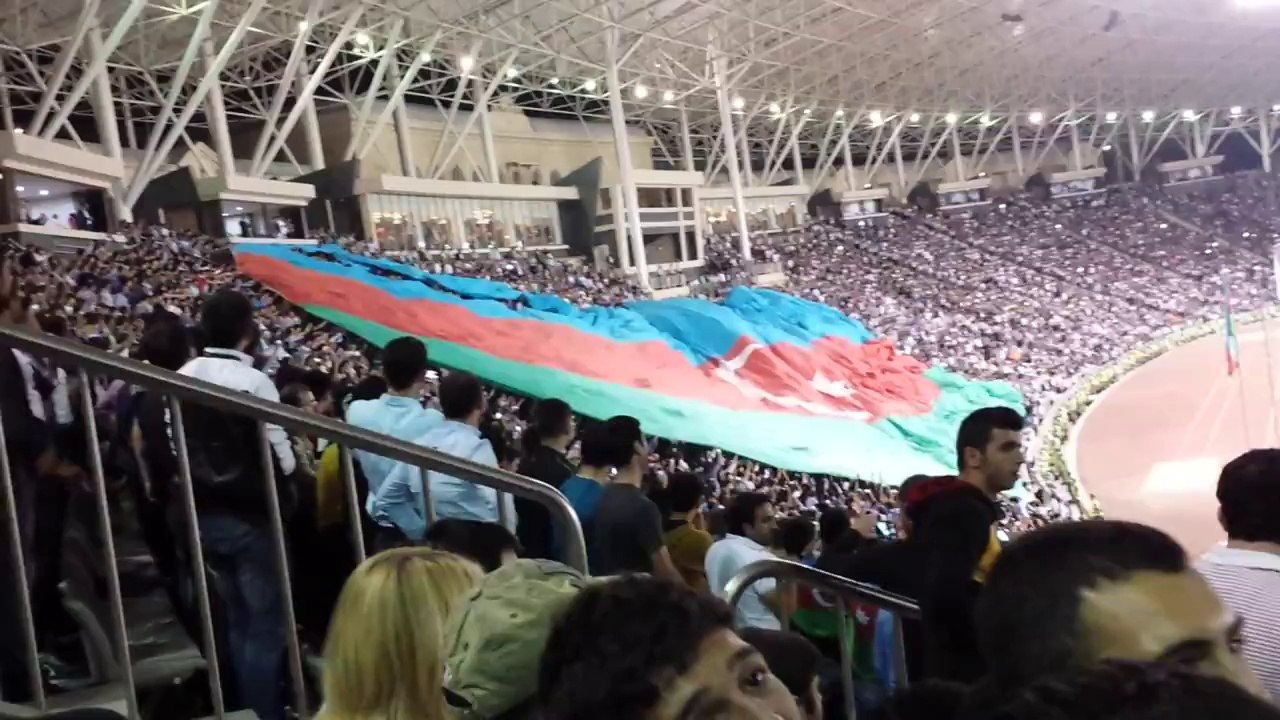 Флаг Азербайджана в матче Карабах - Сент-Этьен
