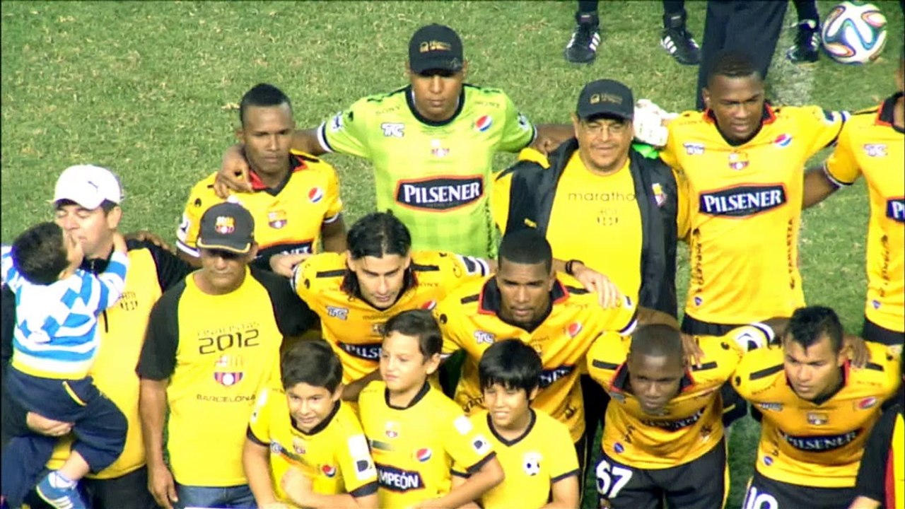Barcelona SC fans "invade" Manta's stadium