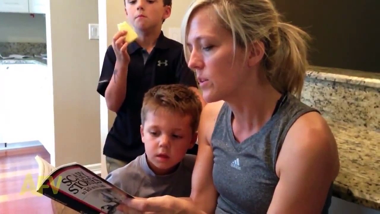 Lecture d'une histoire effrayante à un enfant