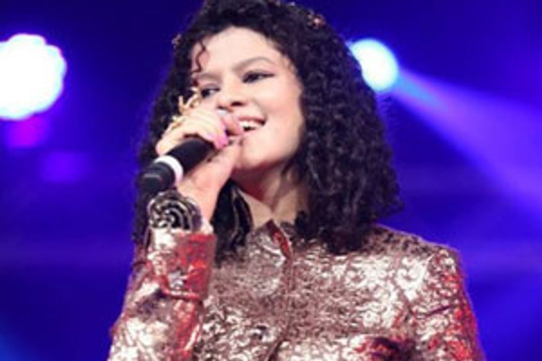 Palak Muchhal sings her hit songs!