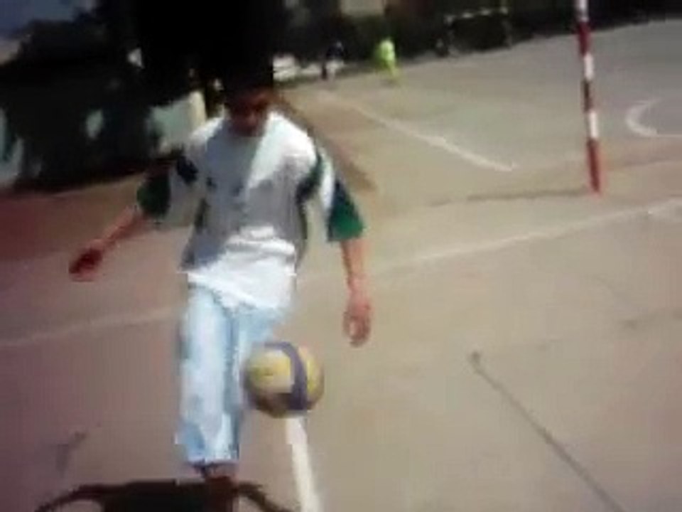 FOOT BETWEEN FRIENDS