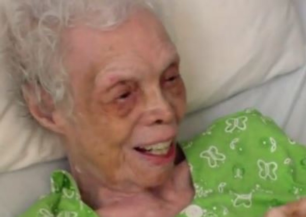 Una antigua bailarina se ve por primera vez en video a los 102 años