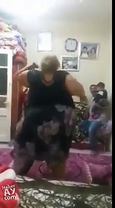 سمينة للغاية!! ياترى هل تستطيع الرقص ببراعة؟ شاهد