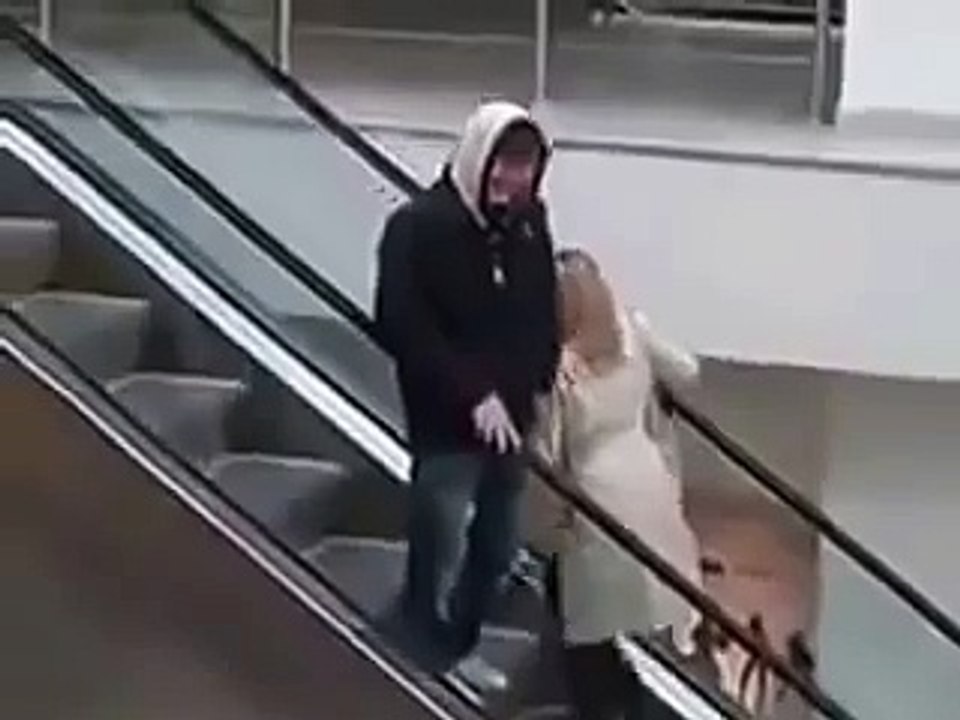 Блондинка против эскалатора