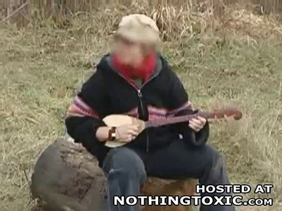 Медведь грызет лицо человеку