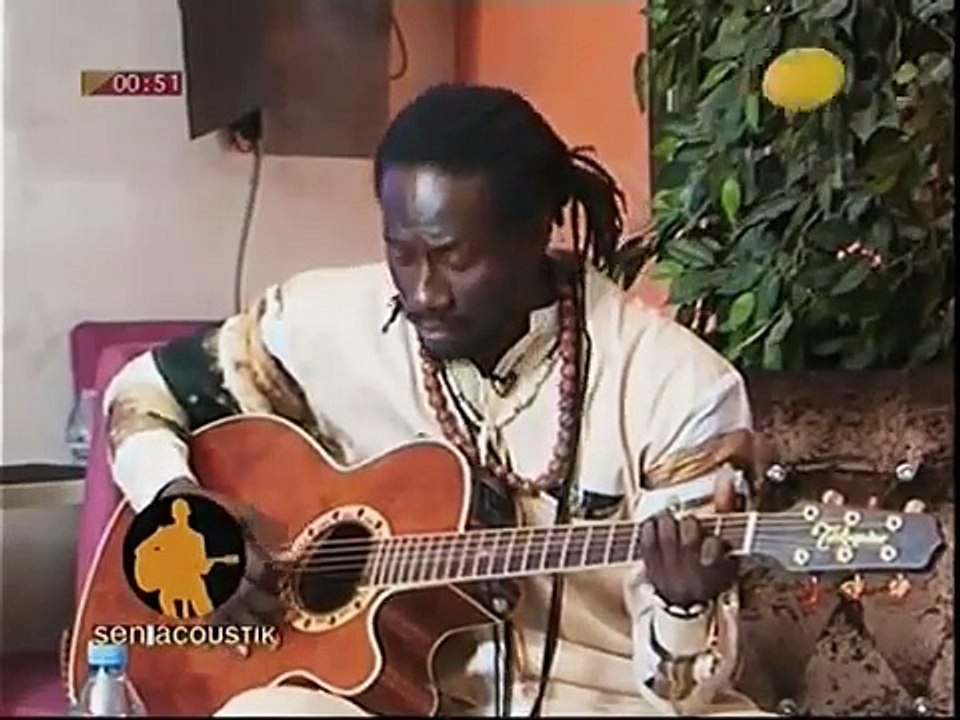 Emouvant: CARLOU D chante sa défunte mère