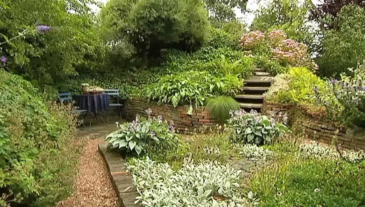 Mien Toentje: Symmetrische kleurentuin in Warffum - RTV Noord