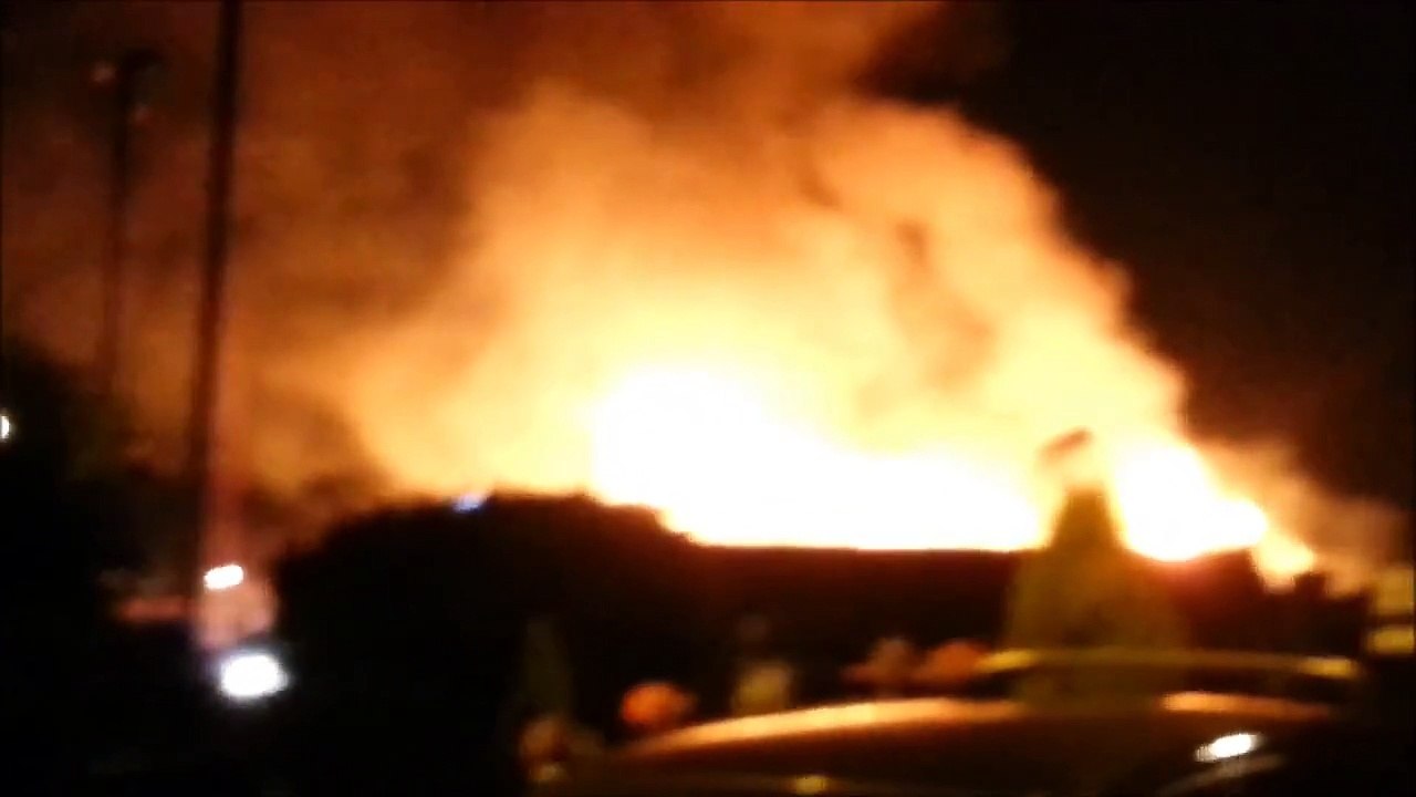 HUGE FIRE AT THE UNIVERSITY OF NOTTINGHAM - JUBILEE CAMPUS - RAW HD FOOTAGE