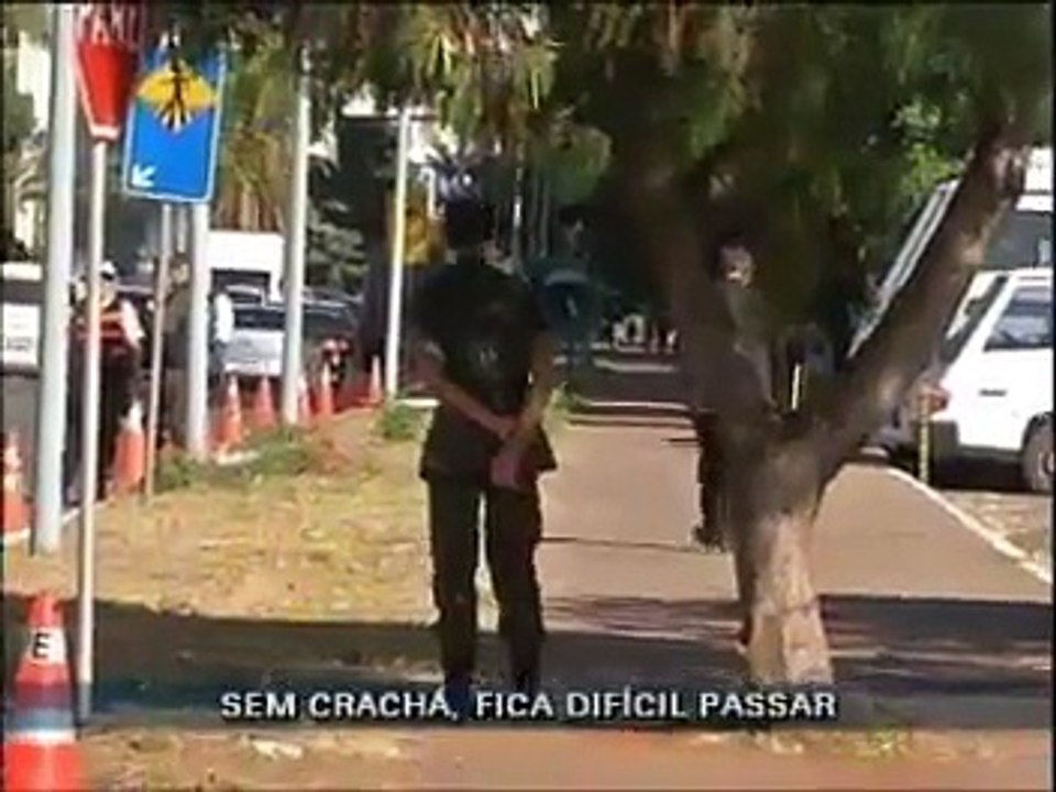 7/9 - Pessoas têm dificuldades para chegar ao desfile