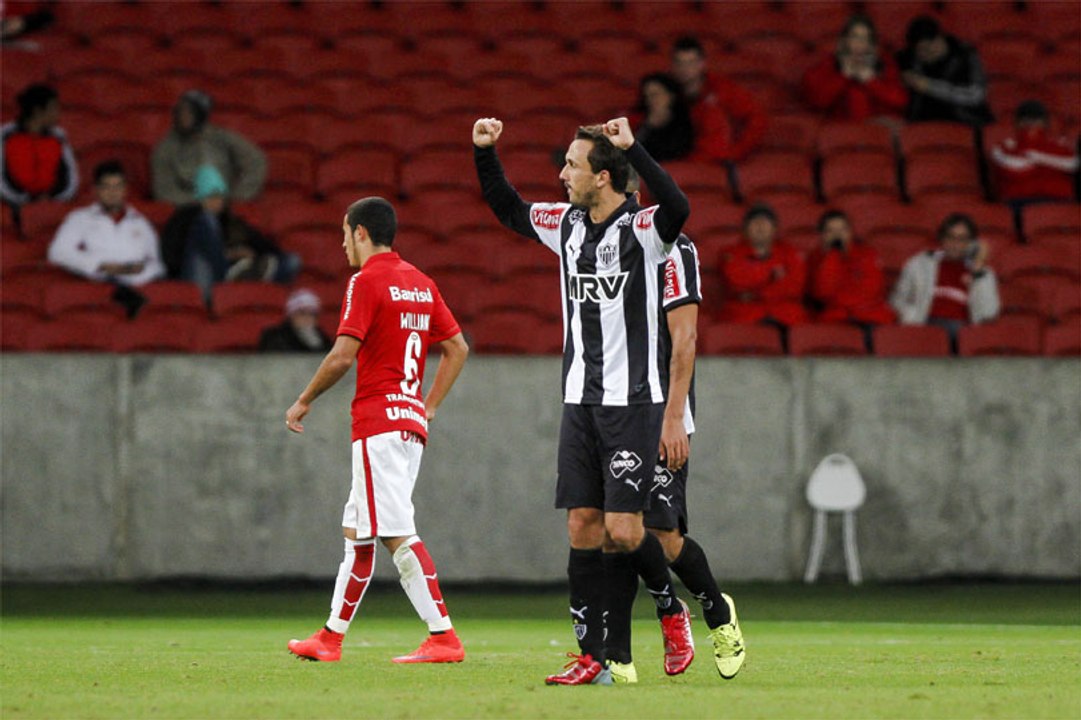 Galo vence o Inter no Beira-Rio e assume a ponta do Brasileirão