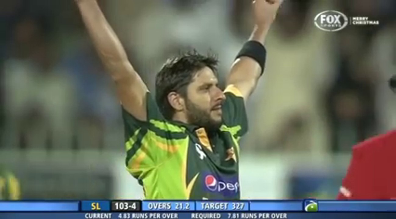 Shahid Afridi Clean Bowled Dilshan
