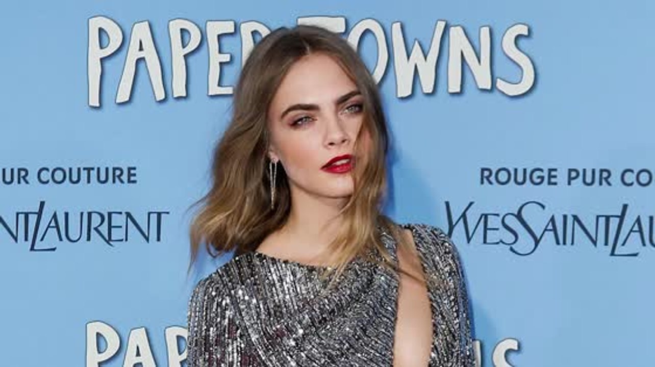 Cara Delevingne est accompagnée par une foule chic à la première de La Face cachée de Margo