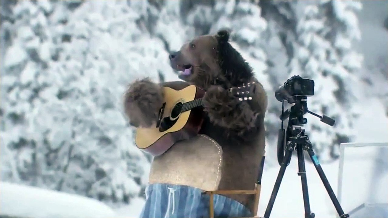 Миша с гитарой поет на Английском