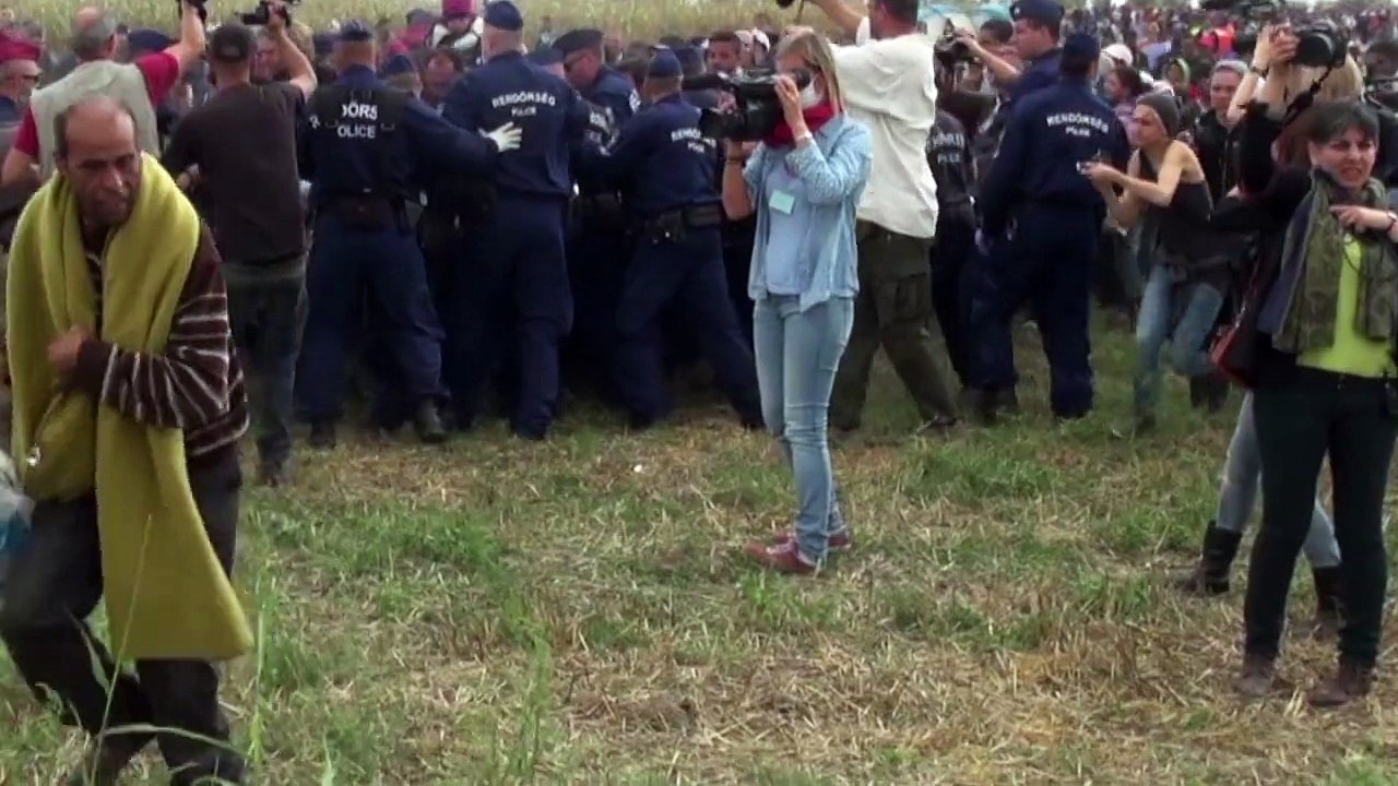 La reportera húngara que pateó migrantes